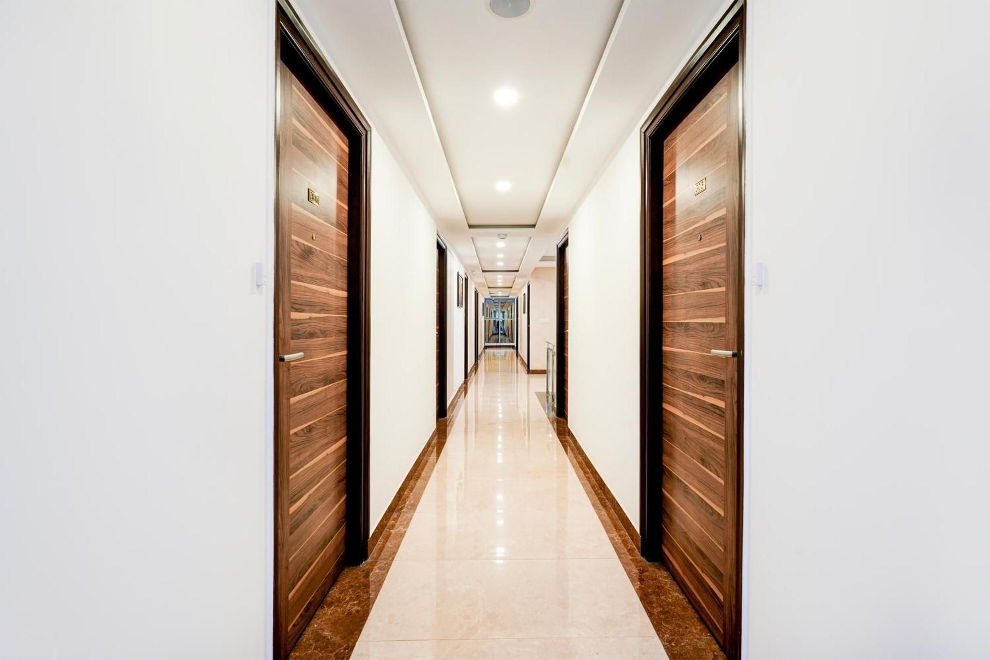 Super Townhouse Oak Aecs Formerly Bangalore Times Экстерьер фото